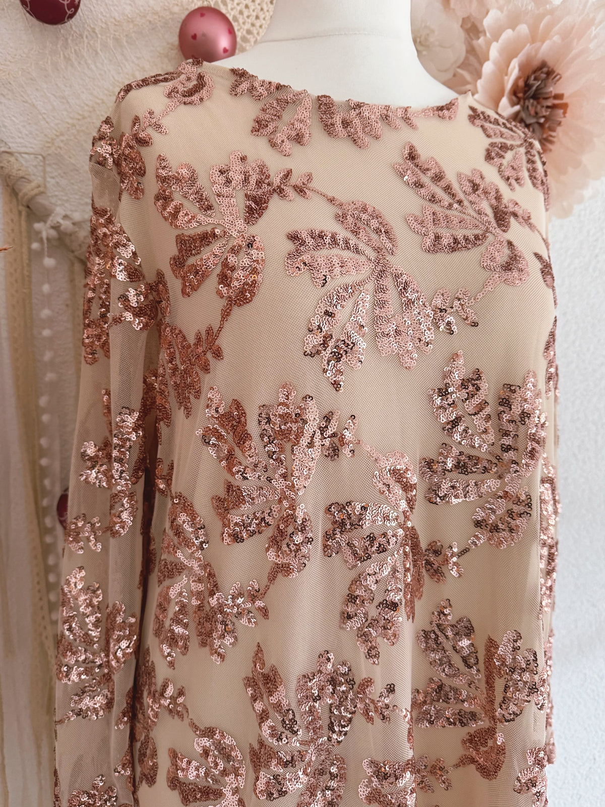 BEZAUBERNDES PAILLETTENKLEID MIT SCHLEIFE IN NUDE - ONE SIZE -