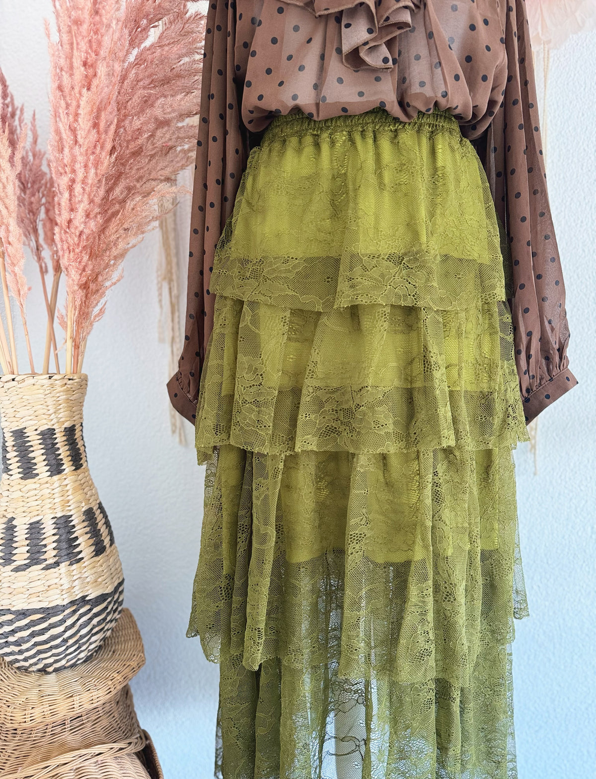 MIDIROCK AUS SPITZE MIT STUFEN IN OLIVE - ONE SIZE -