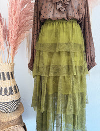 MIDIROCK AUS SPITZE MIT STUFEN IN OLIVE - ONE SIZE -