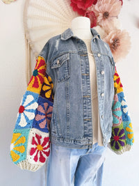JEANSJACKE MIT BUNTEN CROCHETÄRMELN - ONE SIZE -