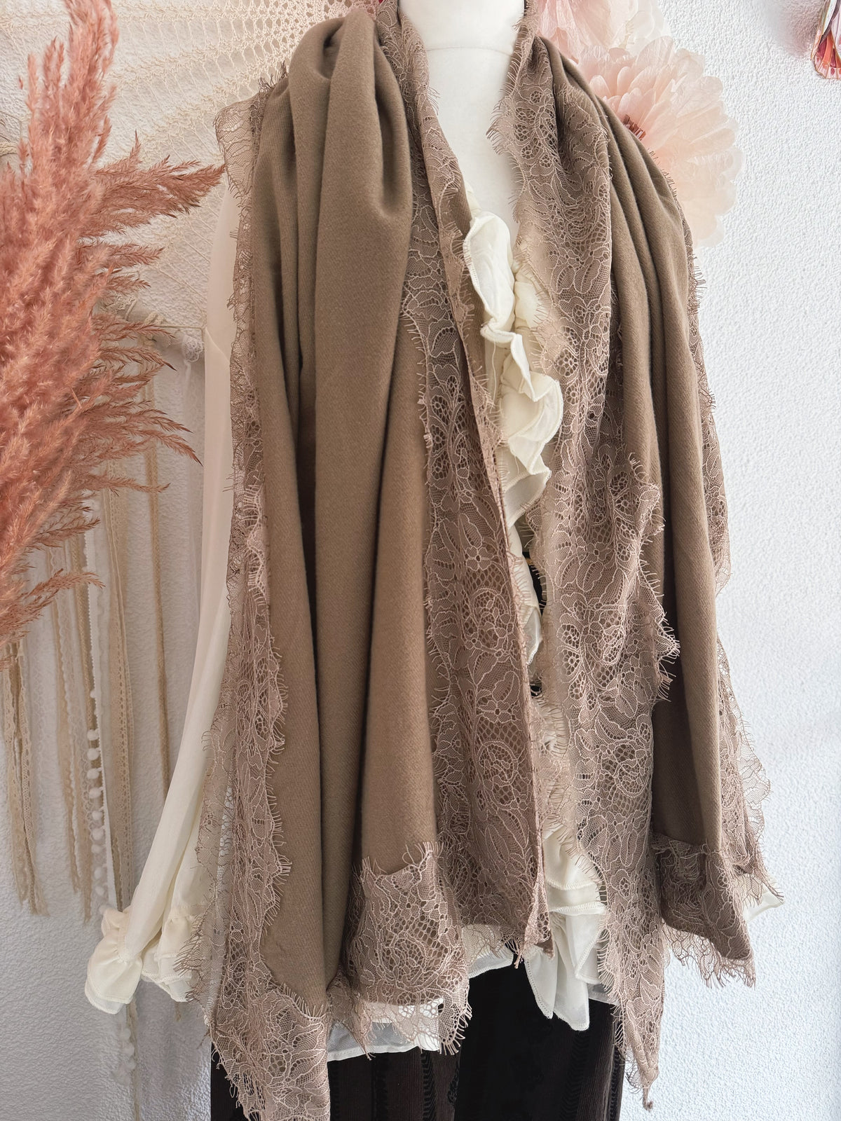 KUSCHELIGER SCHAL MIT SPITZENSAUM - TAUPE -