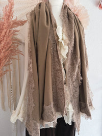 KUSCHELIGER SCHAL MIT SPITZENSAUM - TAUPE -