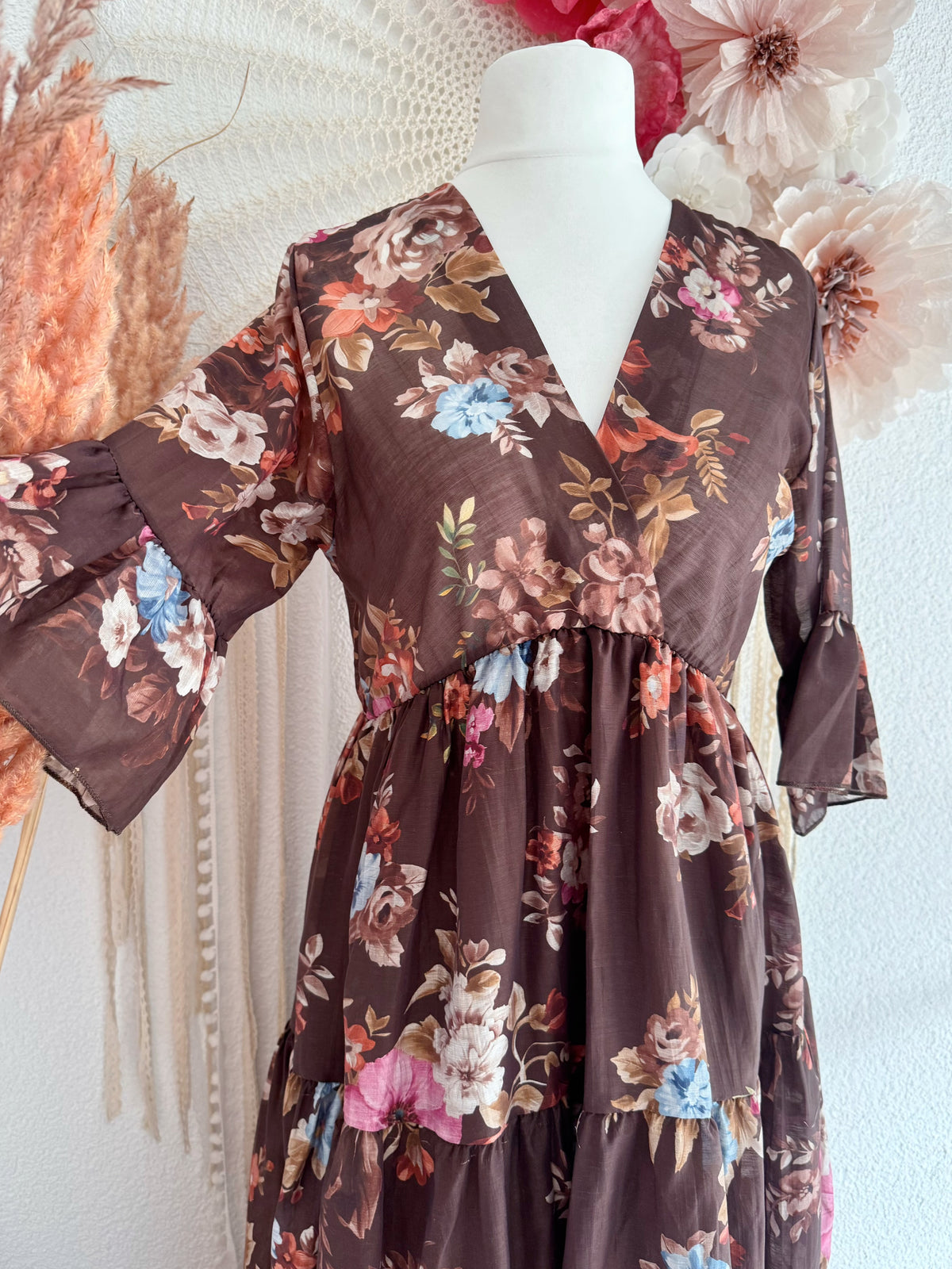ROMANTISCHES MAXIKLEID MIT BLUMENPRINT UND RÜSCHEN IN BRAUN - ONE SIZE -