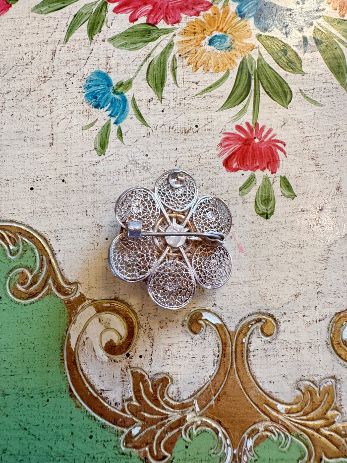 VINTAGE FILIGRAN-BROSCHE MIT LEUCHTENDEM KORALLEN-CABOCHON