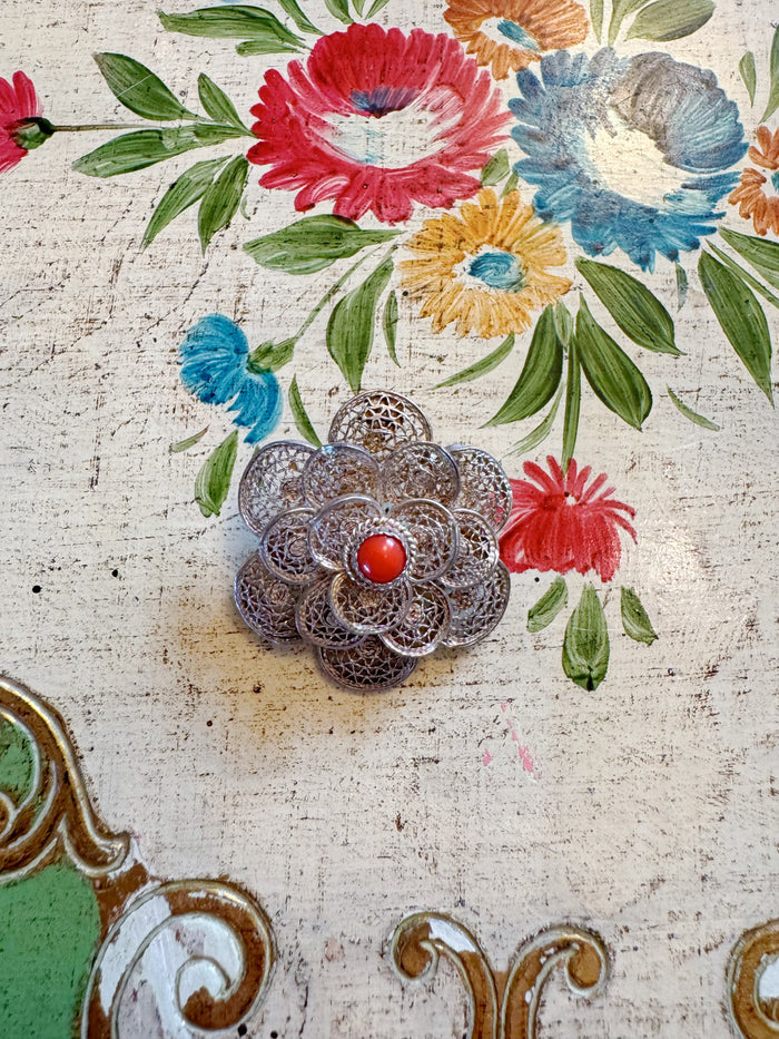 VINTAGE FILIGRAN-BROSCHE MIT LEUCHTENDEM KORALLEN-CABOCHON