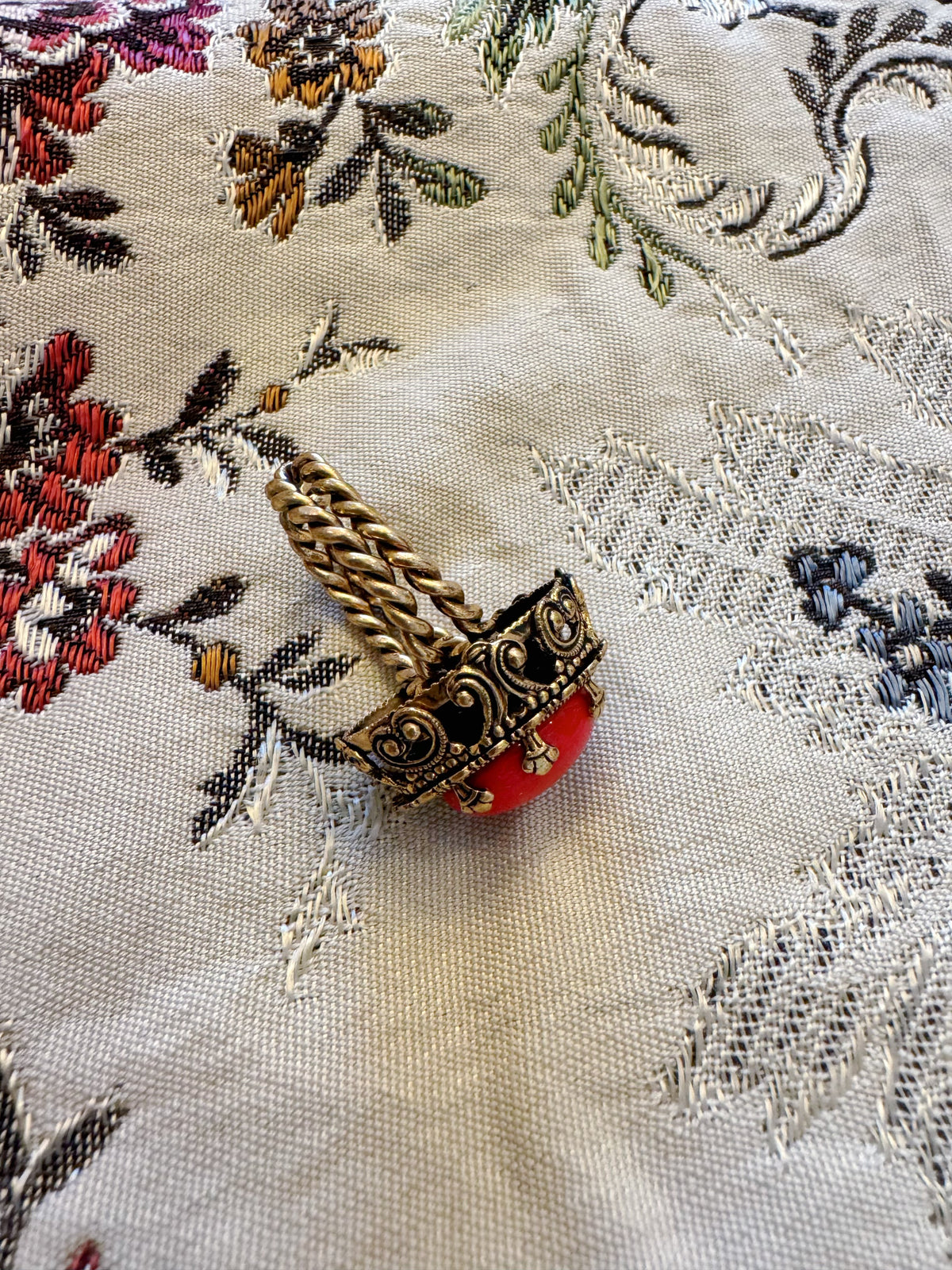 VINTAGE STATEMENT-RING MIT LEUCHTEND ROTEM CABOCHON