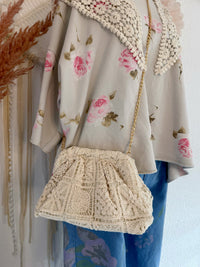 HÄKEL-UMHÄNGETASCHE IM BOHO-CHIC IN BEIGE