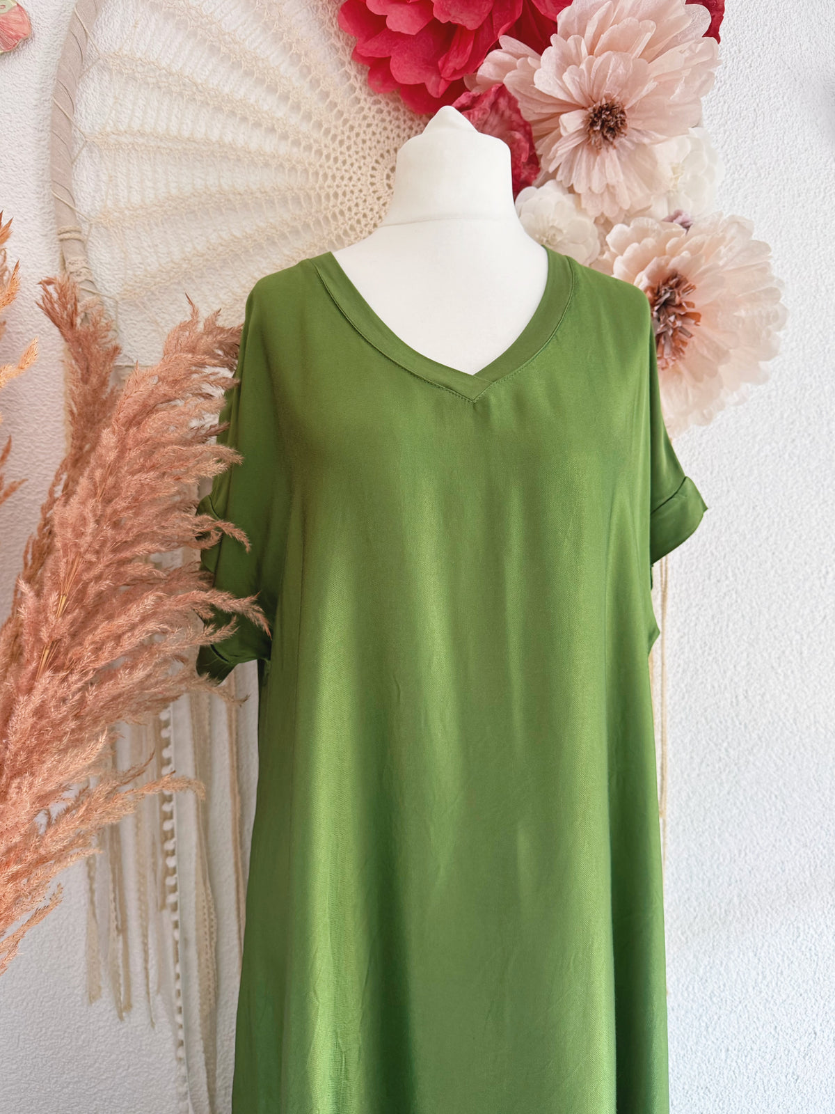 OVERSIZED MAXIKLEID MIT V-AUSSCHNITT IN GRÜN - ONE SIZE -