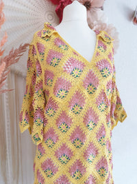 CROCHETOBERTEIL MIT BLÜTENMUSTER IN GELB UND ROSA - ONE SIZE -