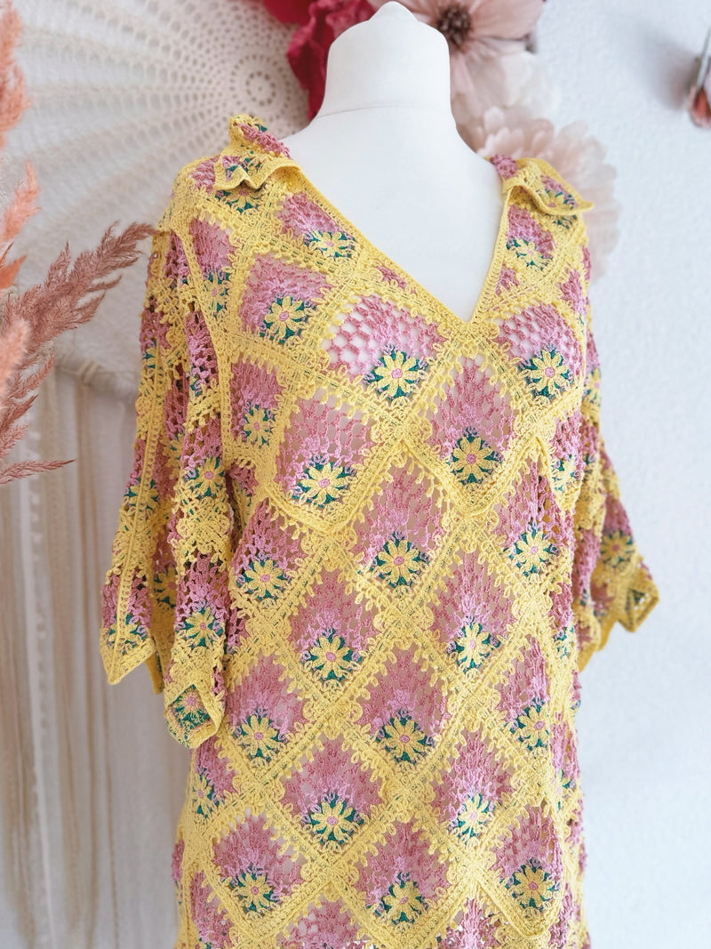 CROCHETOBERTEIL MIT BLÜTENMUSTER IN GELB UND ROSA - ONE SIZE -