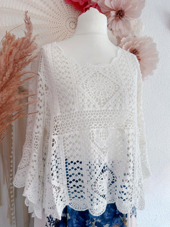 CROCHETOBERTEIL MIT BLÜTENMUSTER UND AUSGESTELLTEN ÄRMELN IN WEIß - ONE SIZE -