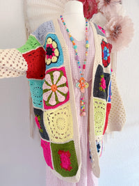 CROCHETCARDIGAN MIT BLÜTENMUSTER & ROSEN - ONE SIZE -
