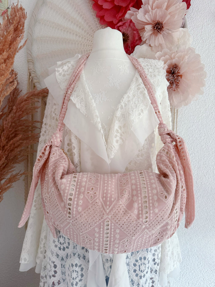 CROSSBODY TASCHE AUS LOCHSPITZE IN ZARTEM ROSA