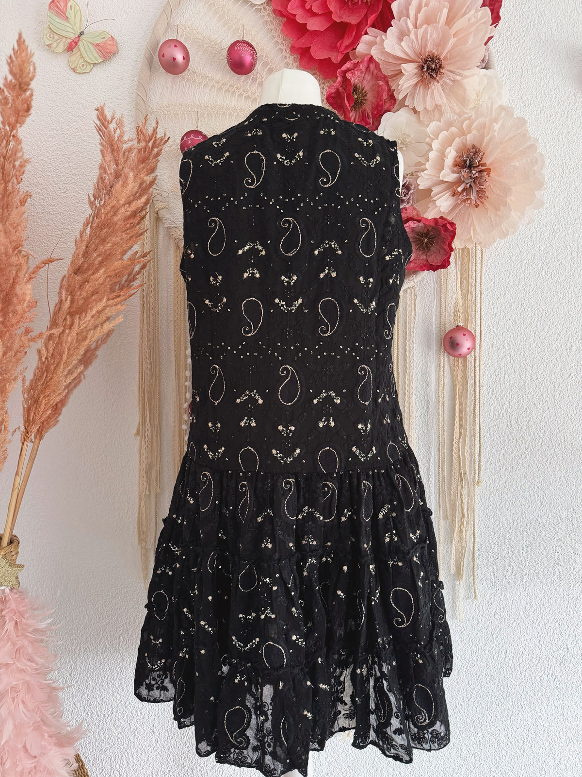 BESTICKTES KLEIDCHEN MIT GOLDENEN PAILLETTEN - ONE SIZE -