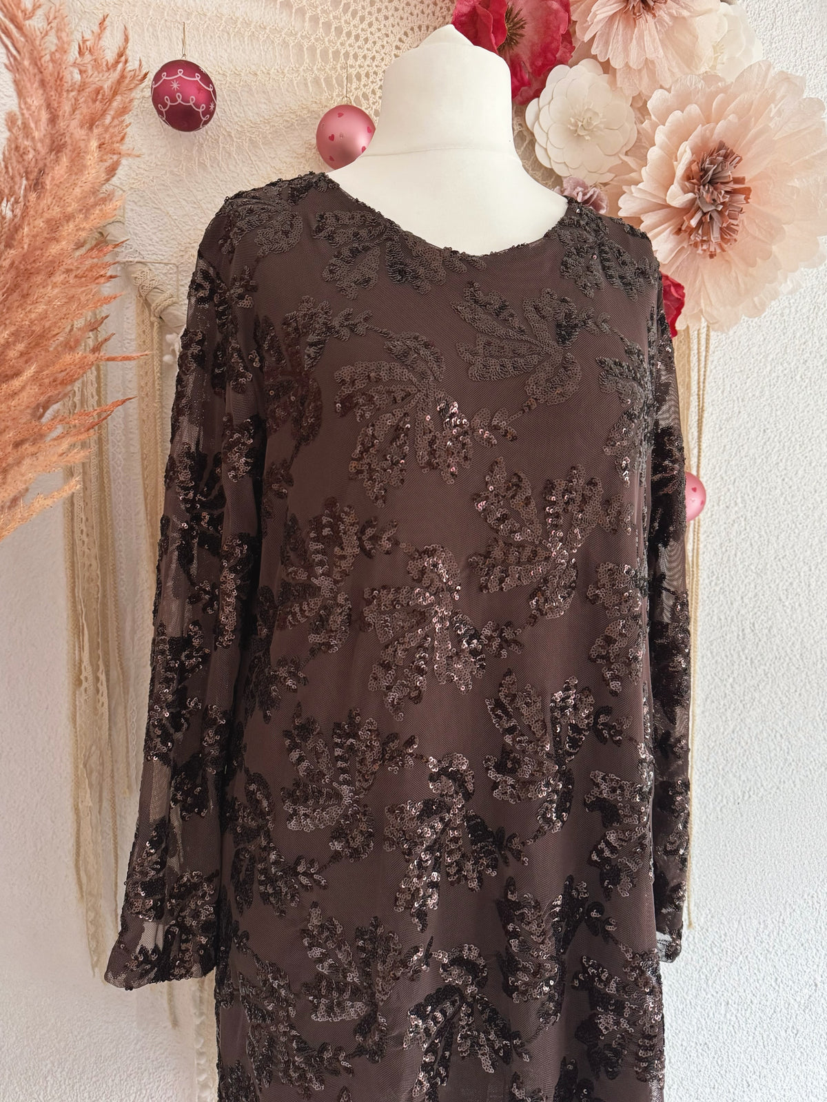 BEZAUBERNDES PAILLETTENKLEID MIT SCHLEIFE IN BRAUN - ONE SIZE -