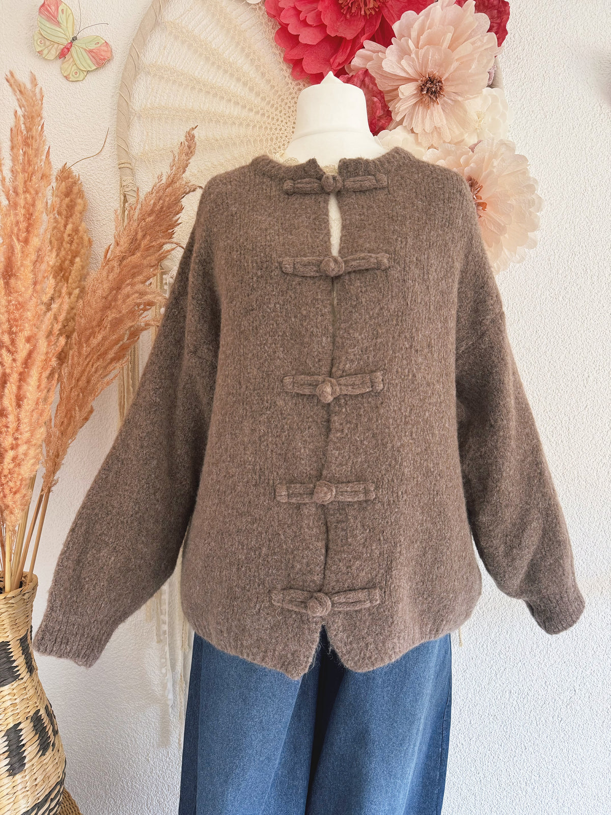 GEMÜTLICHE & KUSCHELIGE STRICKJACKE MIT KNEBELVERSCHLUSS IN BRAUN - ONE SIZE -