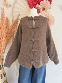 GEMÜTLICHE & KUSCHELIGE STRICKJACKE MIT KNEBELVERSCHLUSS IN BRAUN - ONE SIZE -