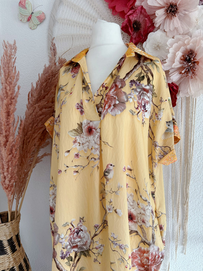 OVERSIZE KLEID MIT VOGELPRINT & PFINGSTROSEN IN GELB - ONE SIZE -
