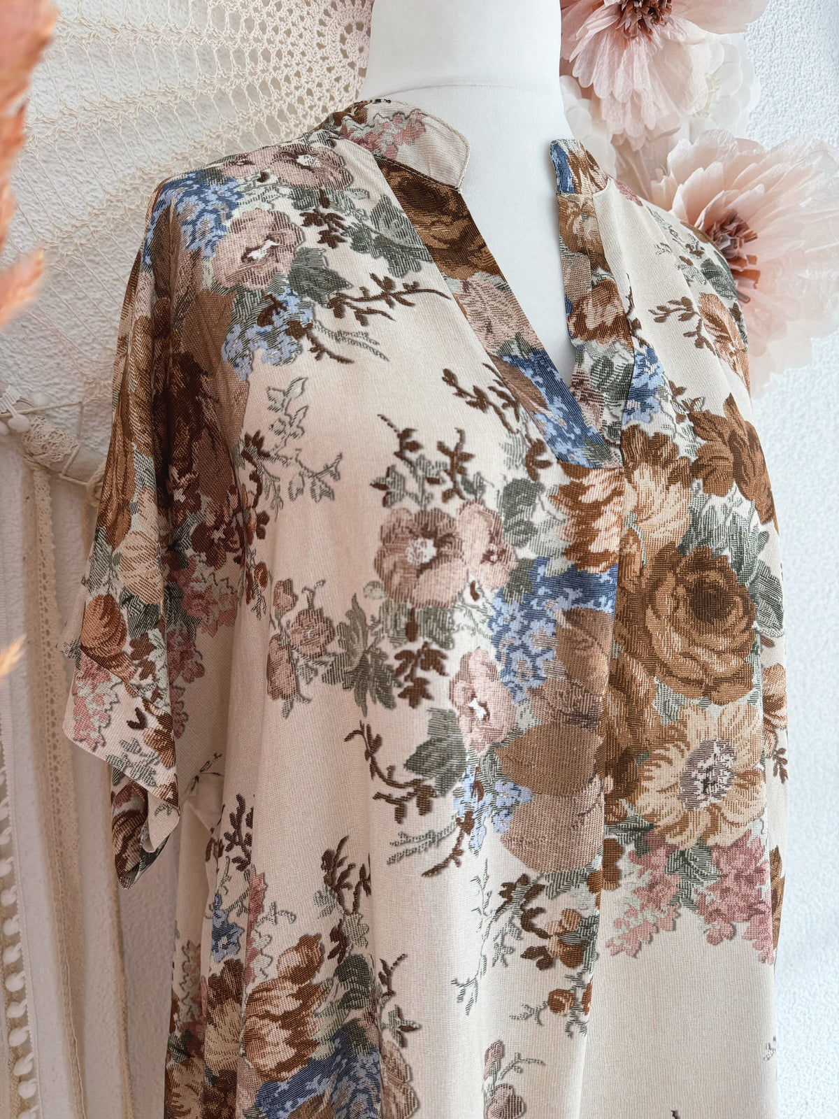 OVERSIZED TUNIKAKLEID MIT ROMANTISCHEM GOBELIN-MUSTER IN BRAUN - ONE SIZE -
