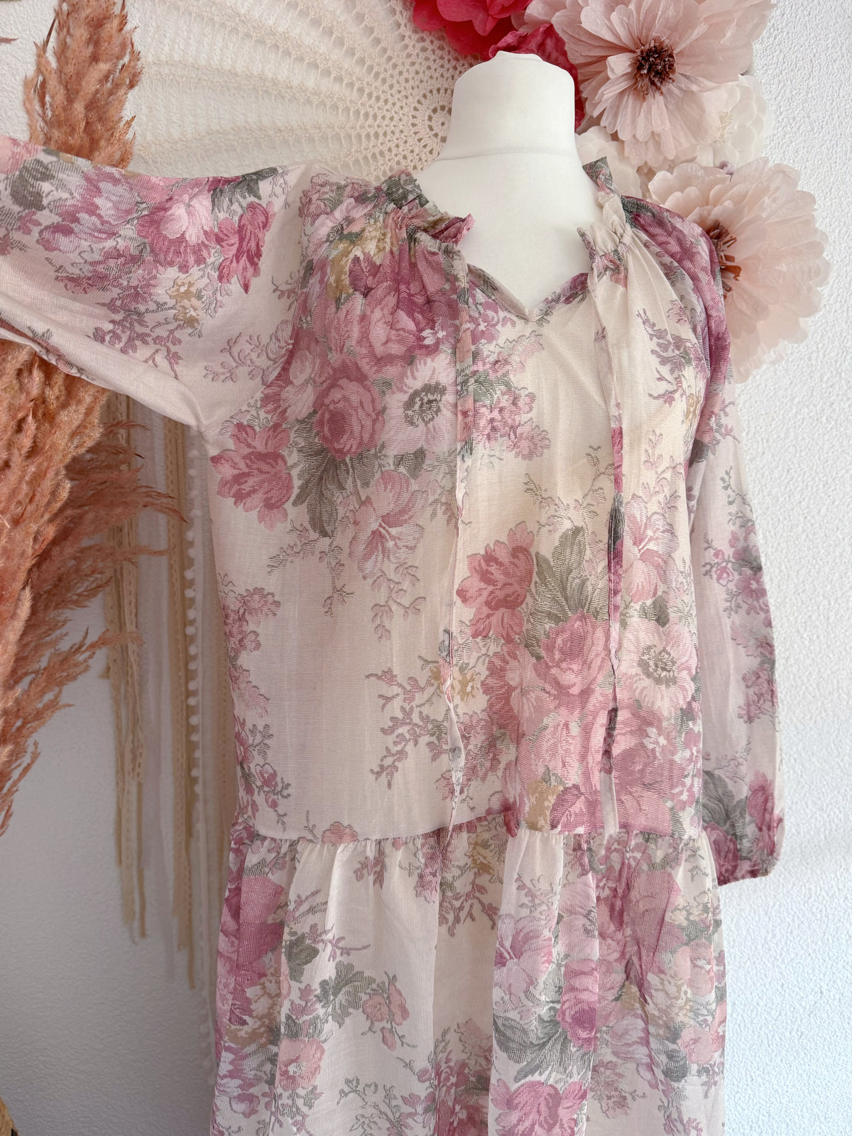 ROMANTISCHES BOHO-MAXIKLEID MIT BLUMENMUSTER IN MAUVE