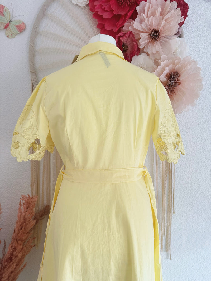 HEMDBLUSENKLEID IN ZARTEM GELB MIT SPITZENKRAGEN - VERSCH. GRÖßEN