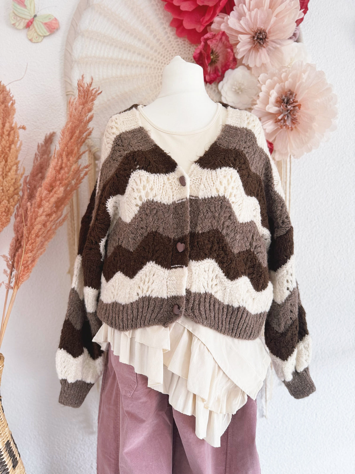 KUSCHELIGE STRICKJACKE MIT HERZIGEN KNÖPFEN IN BRAUN - ONE SIZE -