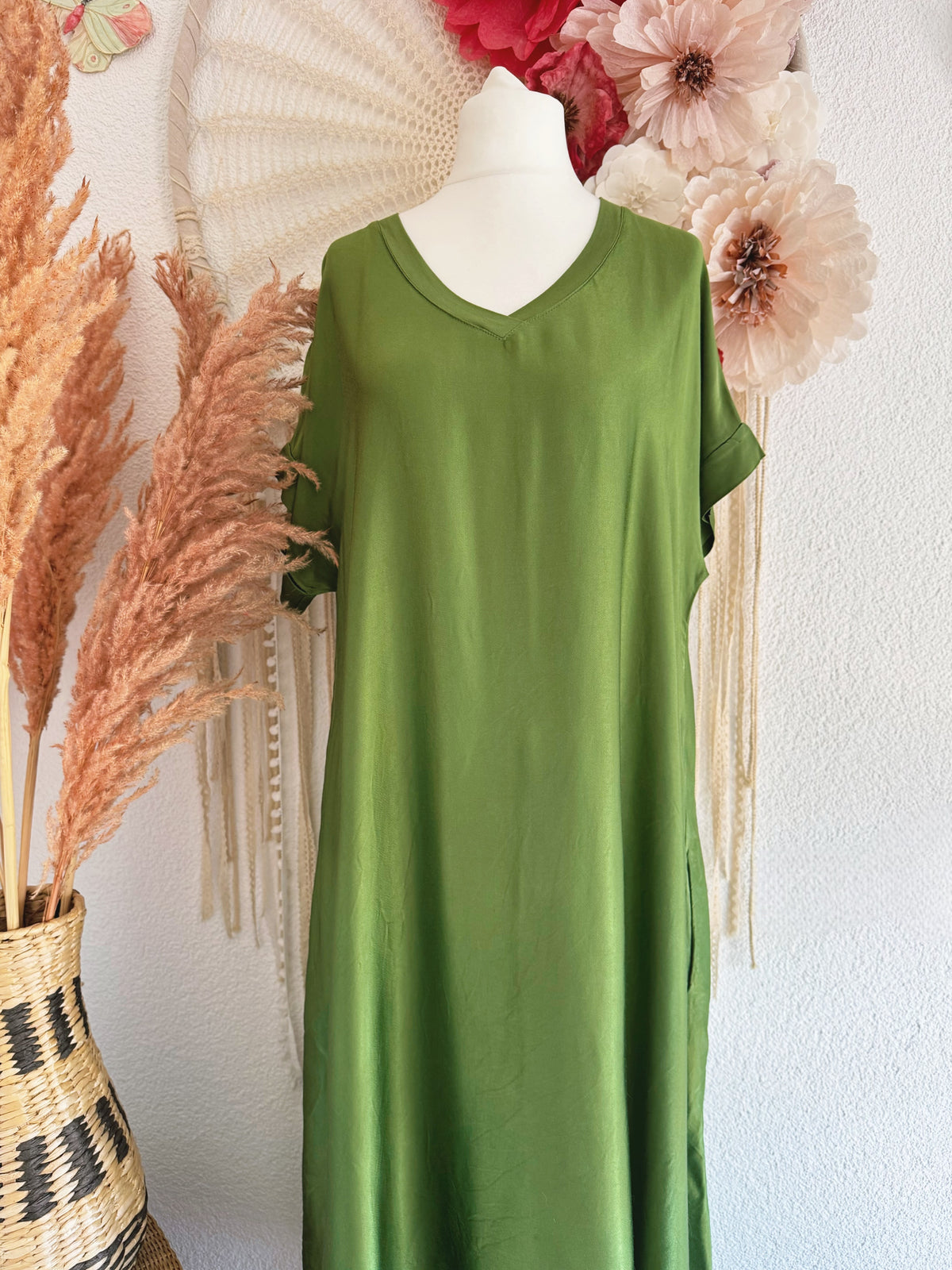 OVERSIZED MAXIKLEID MIT V-AUSSCHNITT IN GRÜN - ONE SIZE -