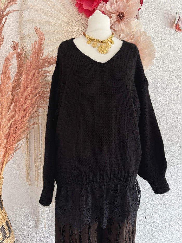 OVERSIZED STRICKPULLOVER MIT SPITZENSAUM IN SCHWARZ - ONE SIZE -