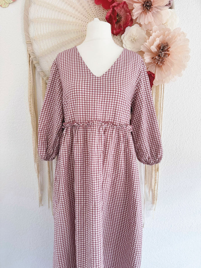 MAXIKLEID MIT KAROMUSTER IN BEERE - ONE SIZE -