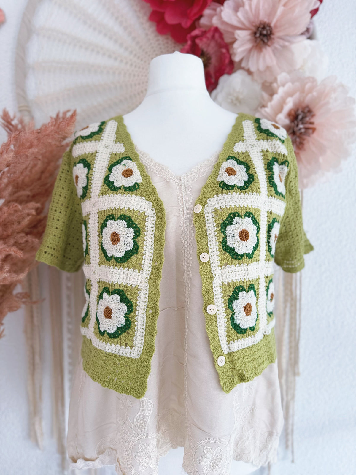 CROCHETJÄCKCHEN MIT BLUMEN IN GRÜN - ONE SIZE -