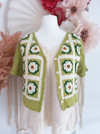 CROCHETJÄCKCHEN MIT BLUMEN IN GRÜN - ONE SIZE -