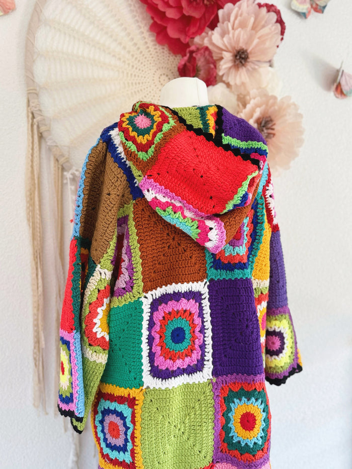 BUNTER CROCHETMANTEL MIT KAPUZE - ONE SIZE -