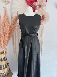 ÄRMELLOSES KUNSTLEDERKLEID MIT TAILLENBAND IN SCHWARZ - ONE SIZE -