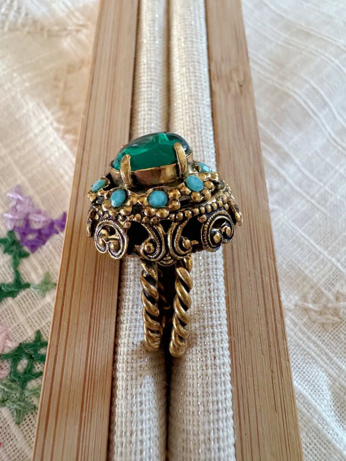 MYSTISCHER VINTAGE-RING MIT GRÜNEM STEIN