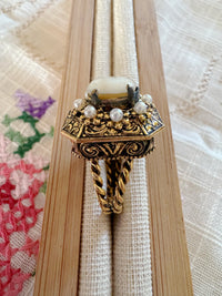 VINTAGE STATEMENT-RING MIT SCHIMMERNDEN CABOCHON & PERLEN-KRANZ