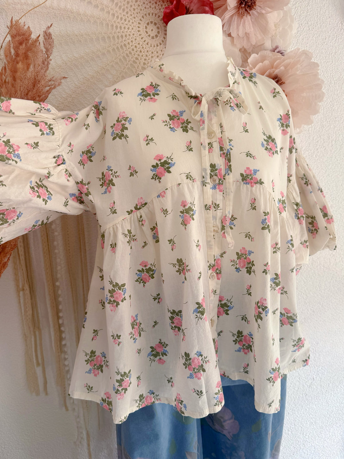 VERSPIELTE OVERSIZED BLUSE MIT FLORALEM PRINT IN CREME - ONE SIZE -