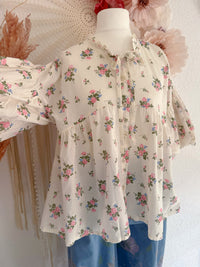 VERSPIELTE OVERSIZED BLUSE MIT FLORALEM PRINT IN CREME - ONE SIZE -
