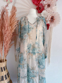 ROMANTISCHES BOHO-MAXIKLEID MIT BLUMENMUSTER IN AQUA