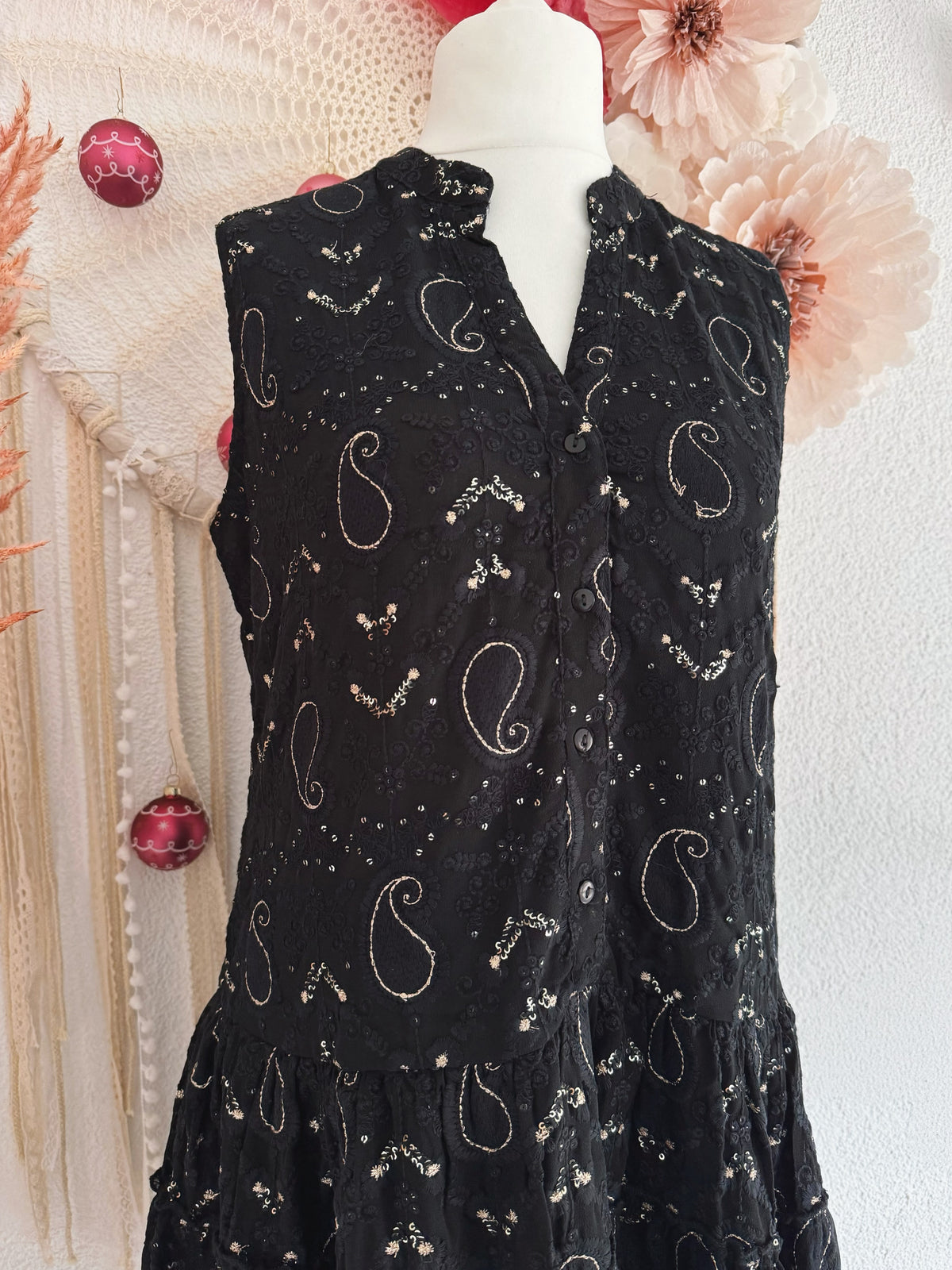 BESTICKTES KLEIDCHEN MIT GOLDENEN PAILLETTEN - ONE SIZE -