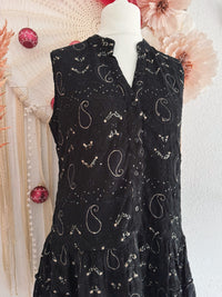 BESTICKTES KLEIDCHEN MIT GOLDENEN PAILLETTEN - ONE SIZE -