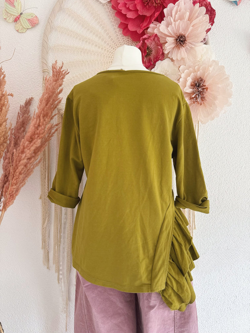 ASYMMETRISCHES LONGSLEEVE MIT VERSPIELTEM VOLANT-DETAIL IN KIWI- ONE SIZE