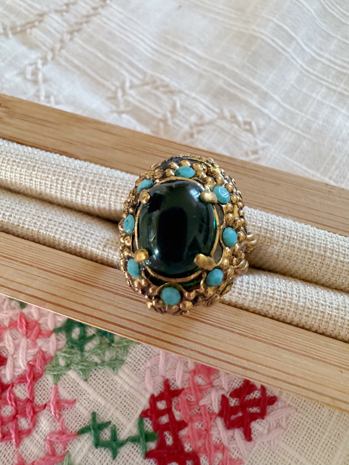 MYSTISCHER VINTAGE-RING MIT GRÜNEM STEIN