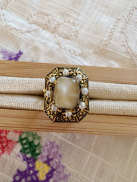 VINTAGE STATEMENT-RING MIT SCHIMMERNDEN CABOCHON & PERLEN-KRANZ