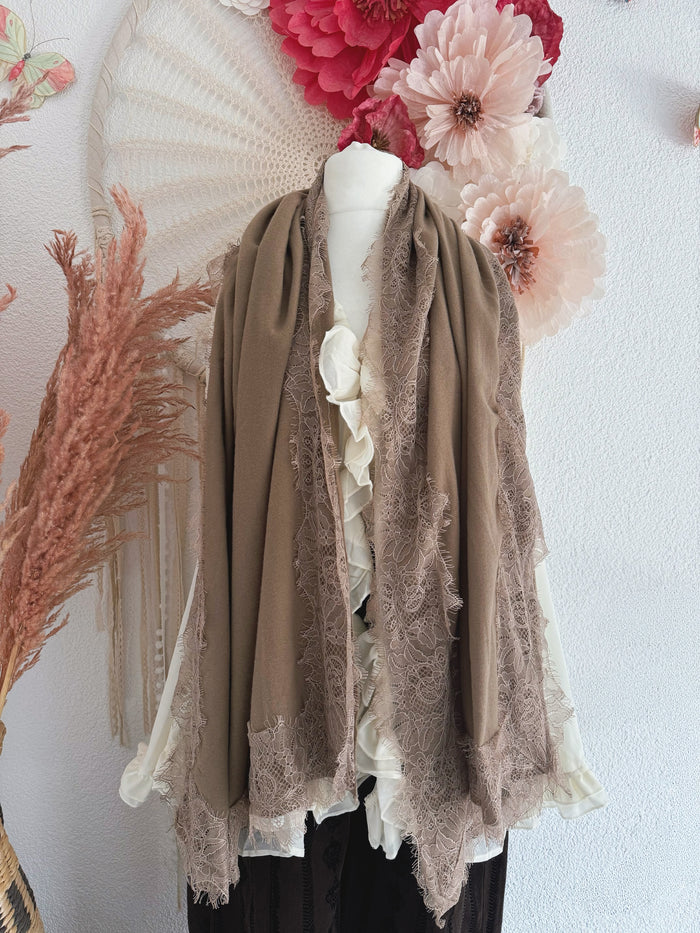 KUSCHELIGER SCHAL MIT SPITZENSAUM - TAUPE -