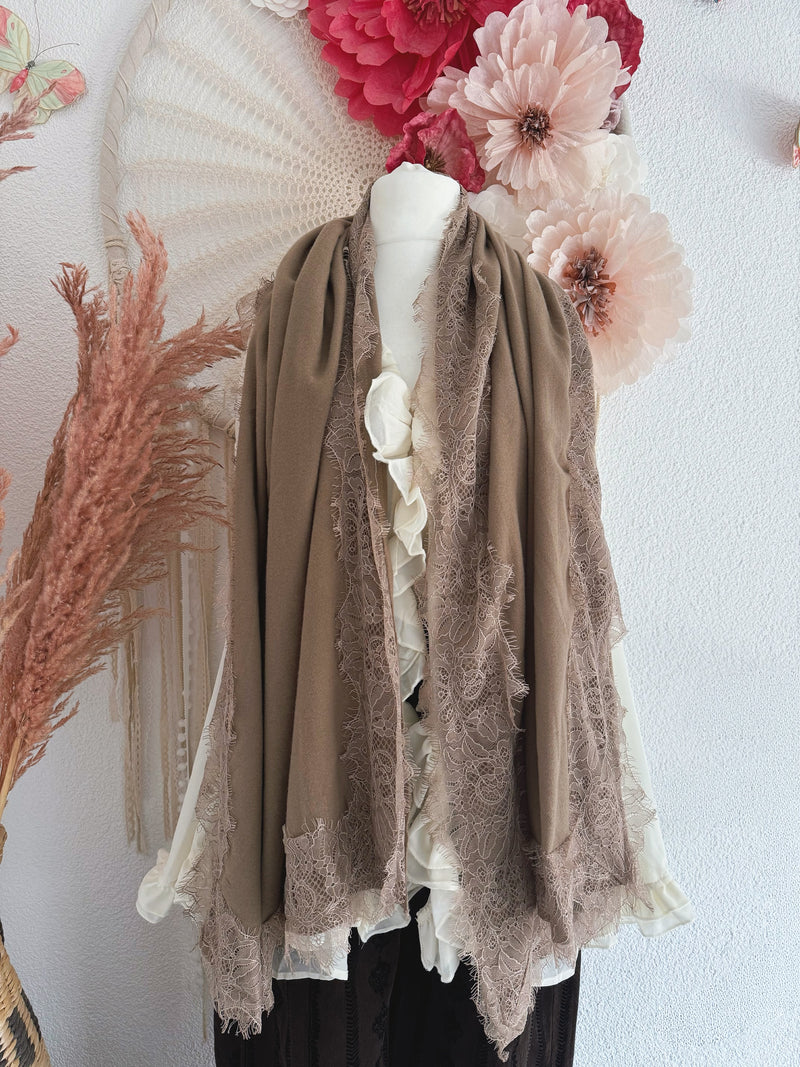 KUSCHELIGER SCHAL MIT SPITZENSAUM - TAUPE -