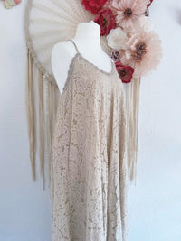 ROMANTISCHES TRÄGERKLEID AUS SPITZE IN BEIGE - ONE SIZE -