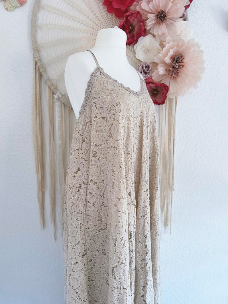 ROMANTISCHES TRÄGERKLEID AUS SPITZE IN BEIGE - ONE SIZE -