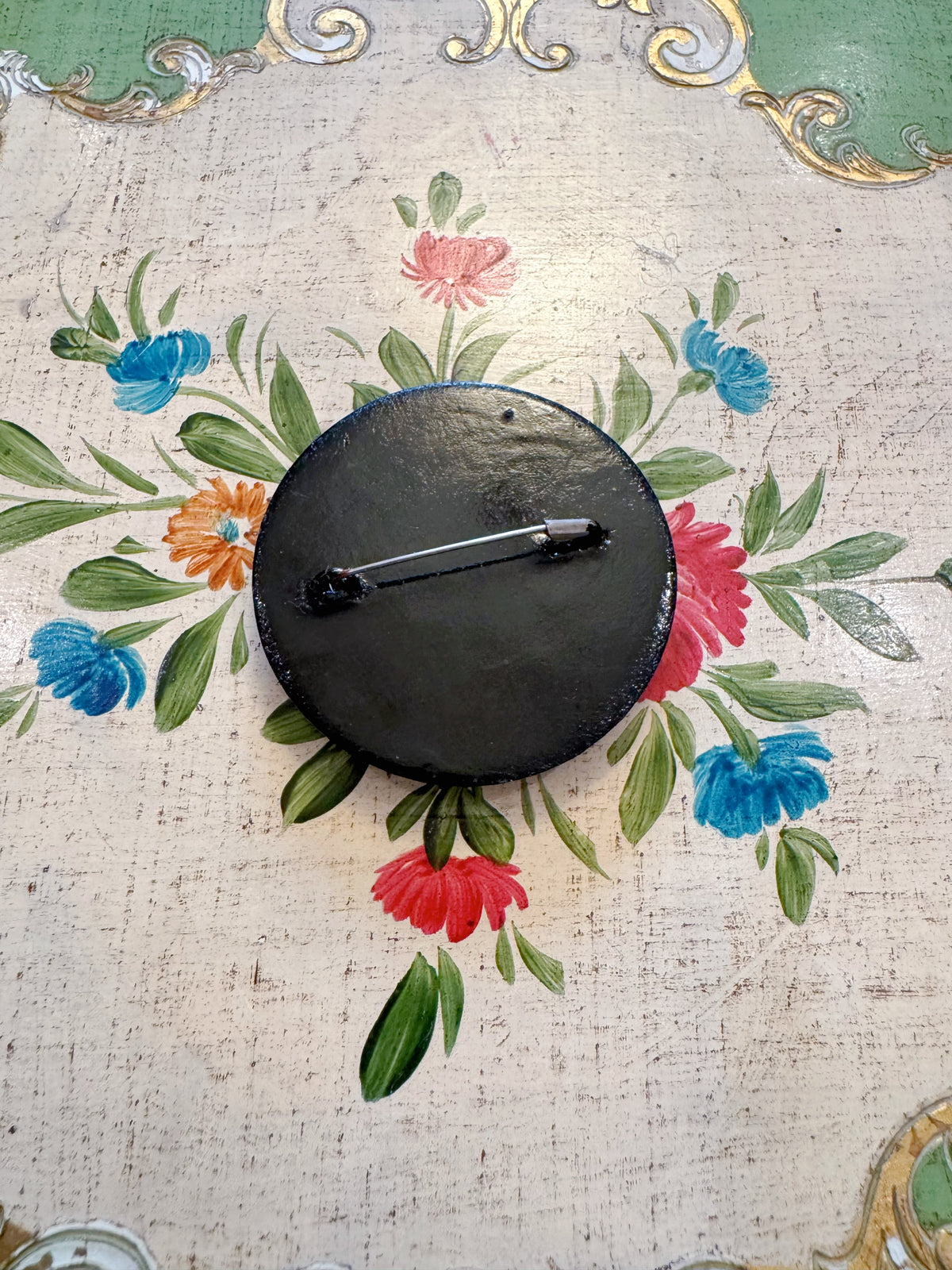 CHARMANTE VINTAGE BROSCHE - FARBENFROHE BLÜTEN AUF SCHWARZ