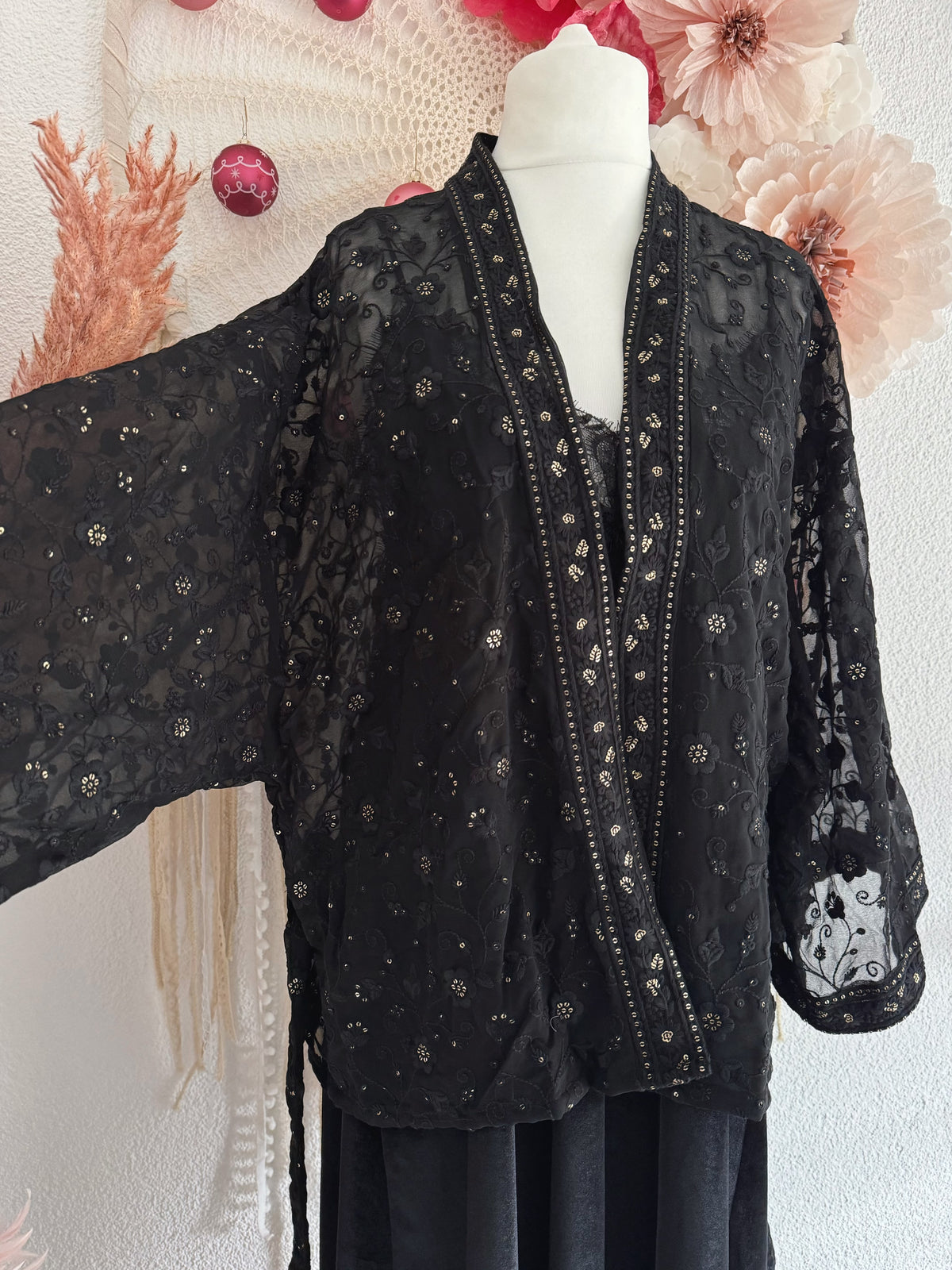 KIMONO MIT BESTICKUNGEN UND GOLDENEN PAILLETTEN - ONE SIZE -