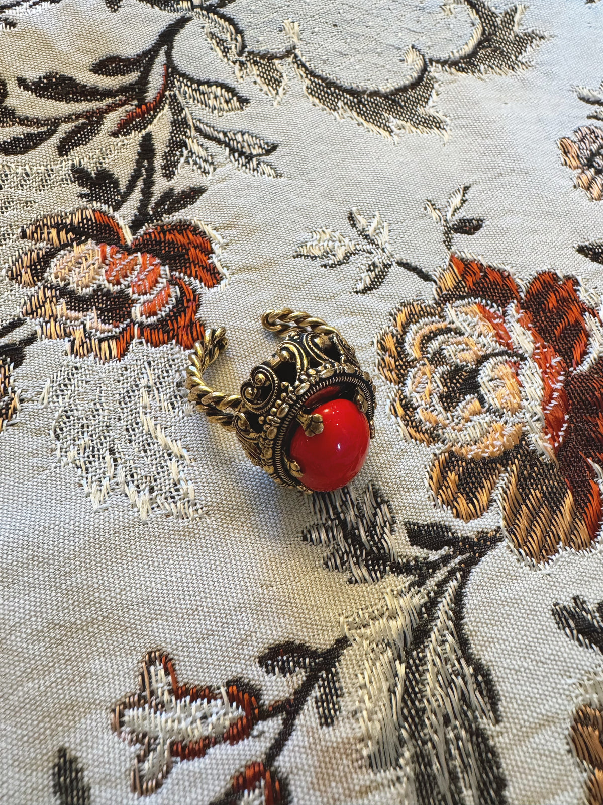 VINTAGE STATEMENT-RING MIT LEUCHTEND ROTEM CABOCHON